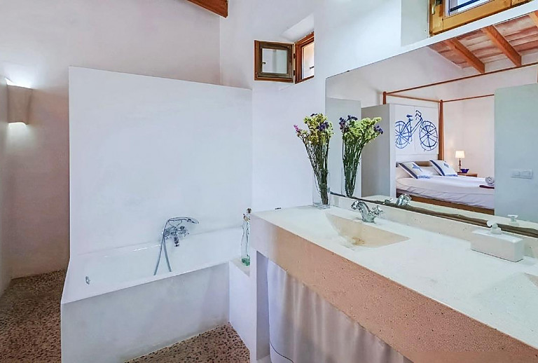 Badezimmer mit Wanne und Spiegel