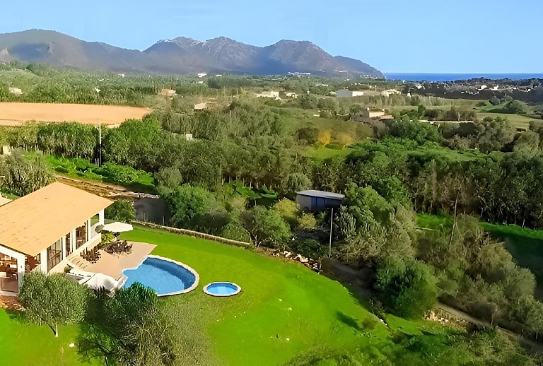 Grundstück mit Rasen und Pool