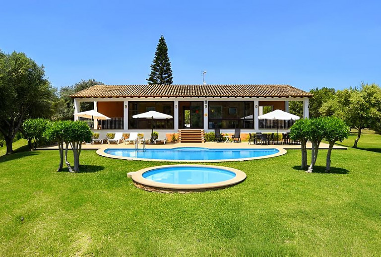 Rasen und Pool vor der Finca
