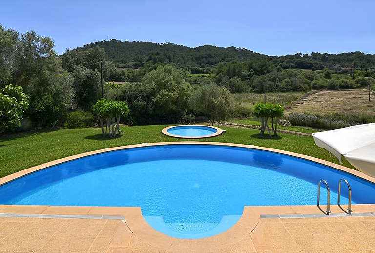 Pool im Garten mit Blick auf die Landschaft