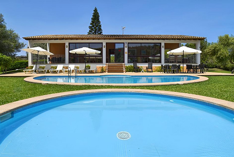 Kinderbecken und Pool vor der Finca
