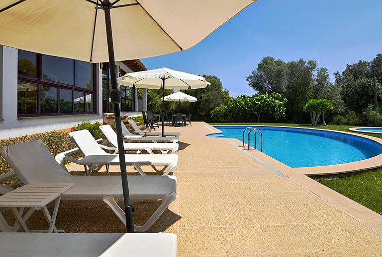 Gartenmöbel auf der Terrasse am Pool
