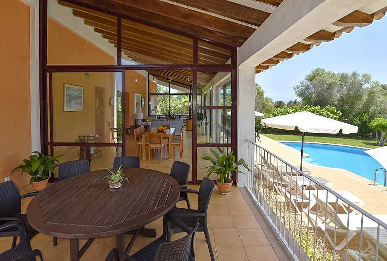 Terrasse mit Vordach und Esstisch
