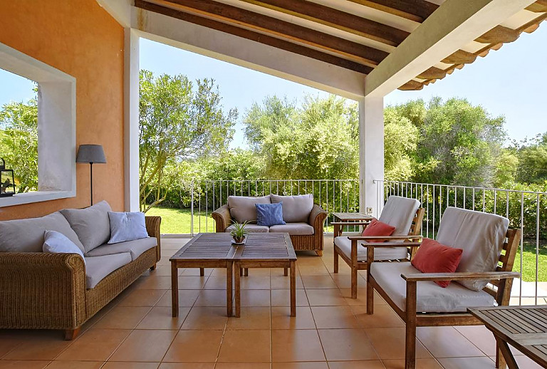 Sessel und Sofas auf der Terrasse