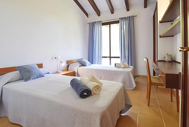 Schlafzimmer mit Einzelbetten und Fenster
