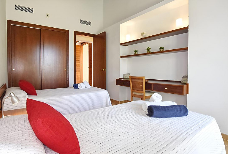 Schlafzimmer mit Einzelbetten und Schreibtisch