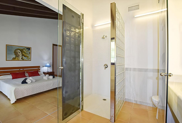 Bad mit Dusche am Schlafzimmer