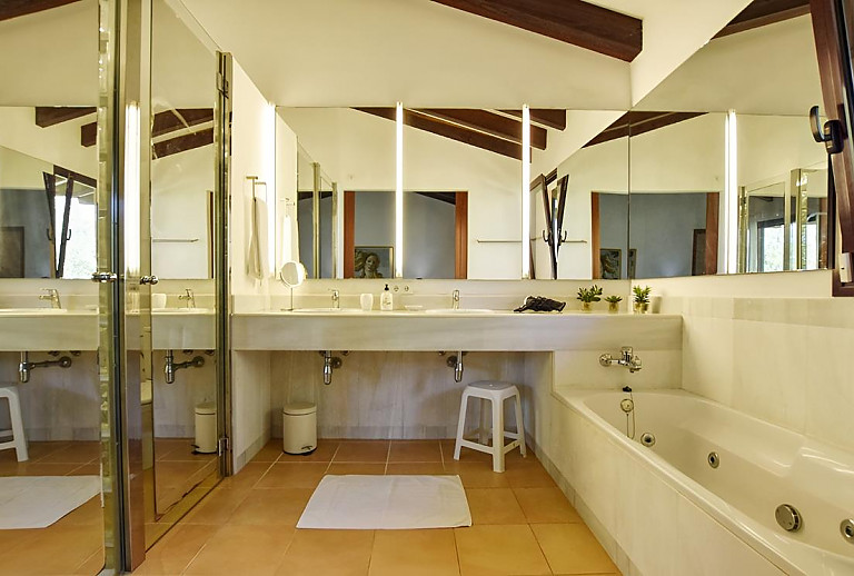 Badezimmer mit Wanne und Doppelwaschbecken