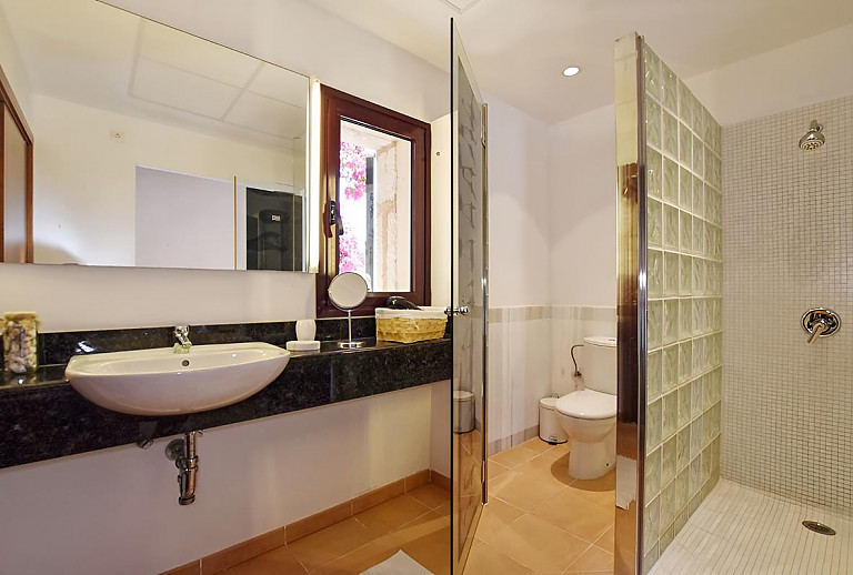 Dusche und Waschbecken im Badezimmer
