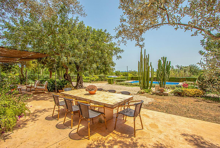Esstisch auf der Terrasse mit Poolblick