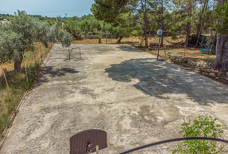 Fußball und Basketballplatz im Außenbereich
