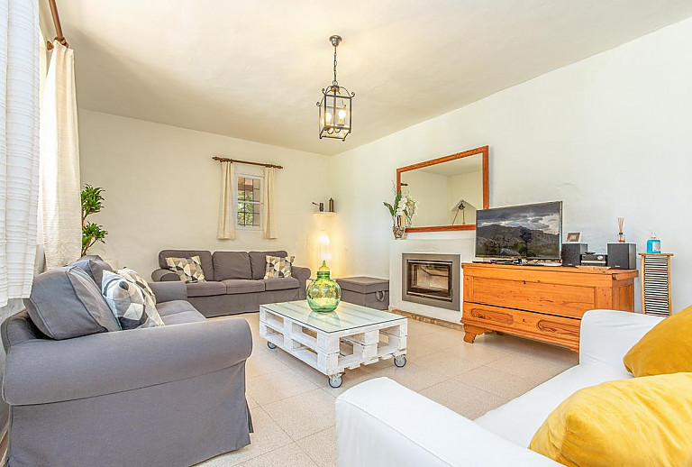 Wohnzimmer mit Sofas und Kamin