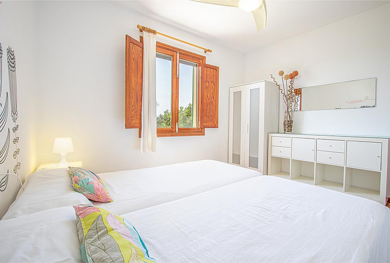 Schlafzimmer mit Einzelbetten und Kleiderschrank