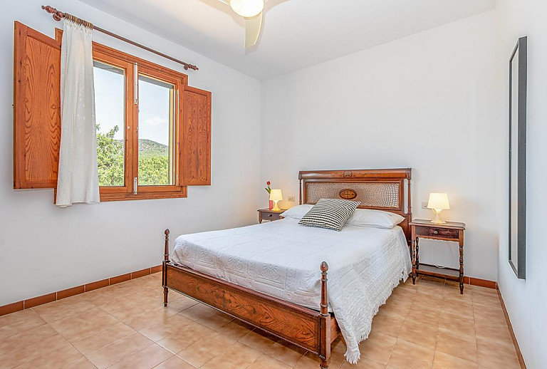 Schlafzimmer mit Doppelbett und Nachttisch