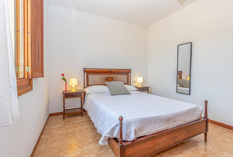 Schlafzimmer mit Doppelbett und Spiegel