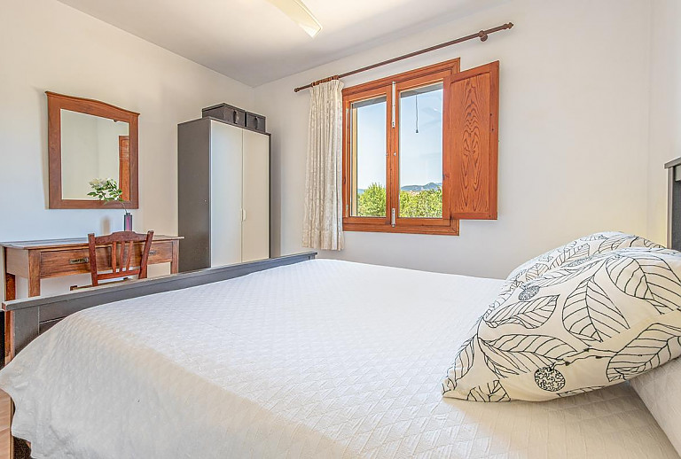 Schlafzimmer mit Doppelbett und Kleiderschrank