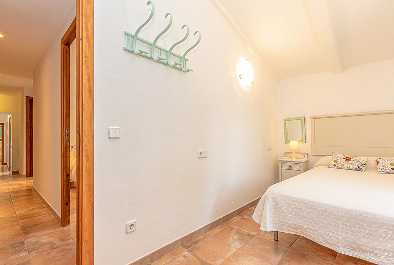Schlafzimmer mit Doppelbett und Nachttisch