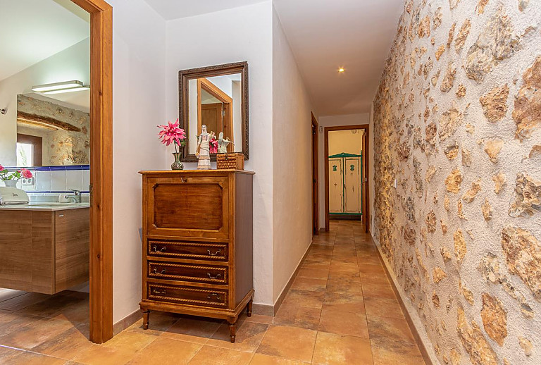 Flur zum Bad und Schlafzimmer mit Schrank