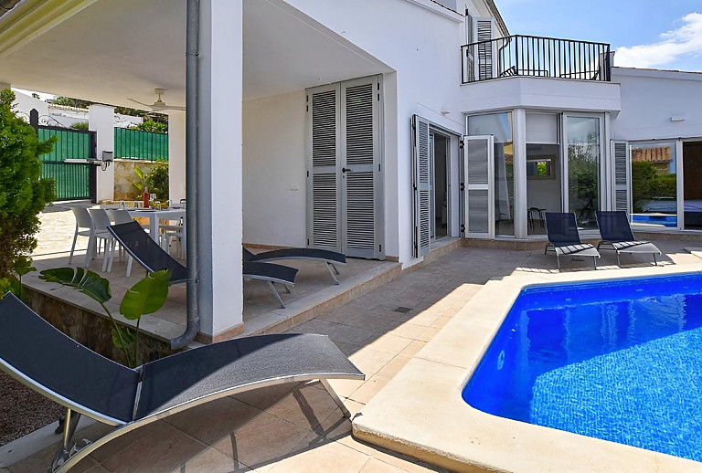Ferienhaus mit Terrasse und Pool