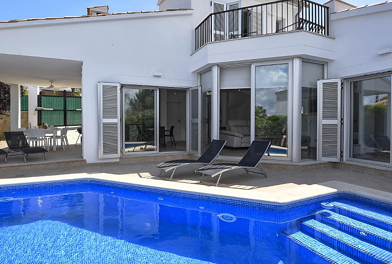 Ferienhaus mit Poolbereich und Terrasse