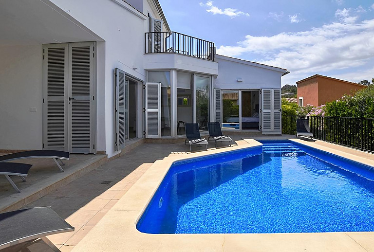 Sonnenliegen am Pool mit Terrasse