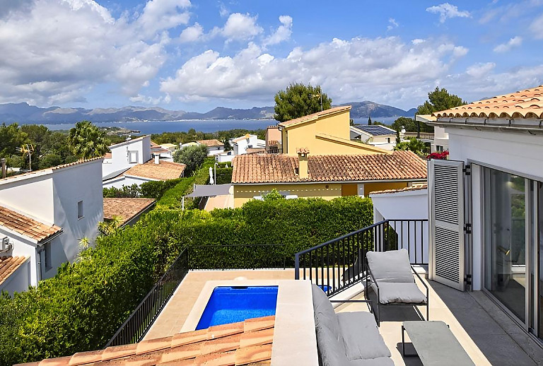 Balkon und Poolterrasse am Ferienhaus