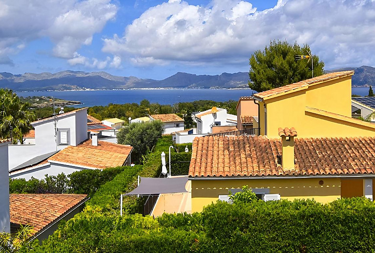 Blick vom Balkon bis zum Meer
