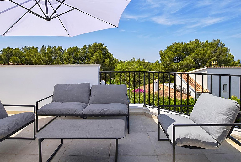 Terrasse mit Gartenmöbeln und Sonnenschirm