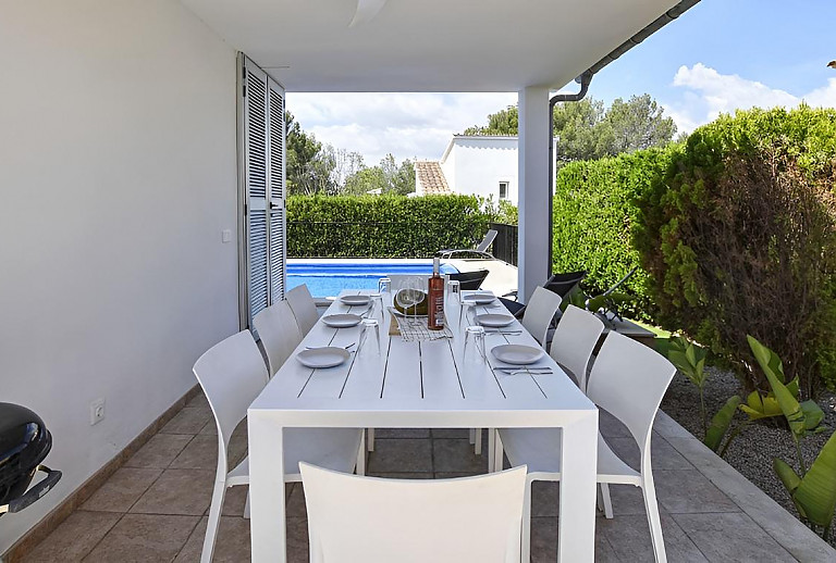Terrasse mit Esstisch und Vordach