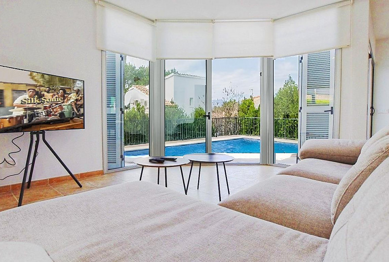 Wohnzimmer mit Poolblick und Couch