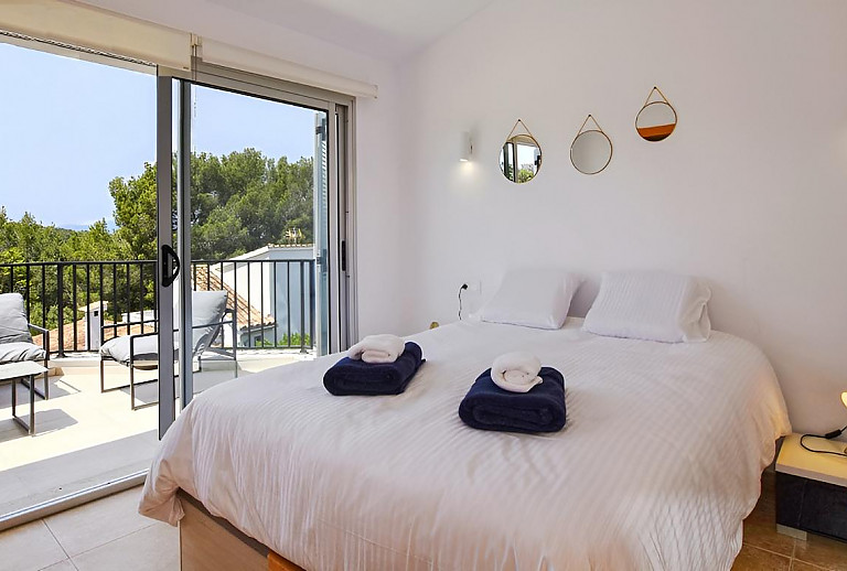 Schlafzimmer mit Doppelbett und Balkon