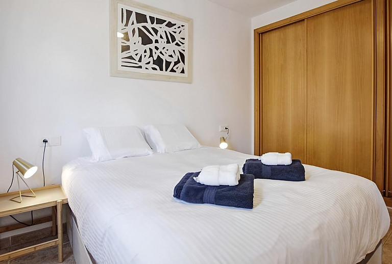Schlafzimmer mit Doppelbett und Balkon