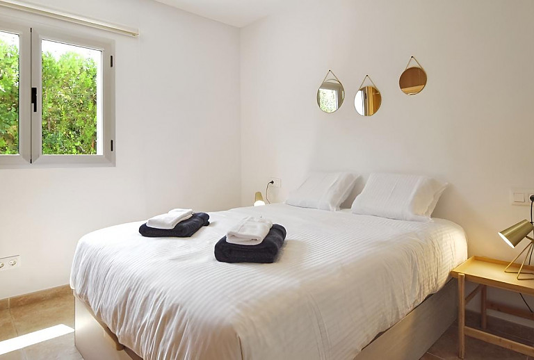 Schlafzimmer mit Doppelbett und Fenster