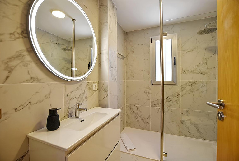 Badezimmer mit Dusche und Spiegel
