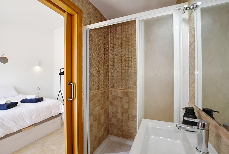 Bad mit Dusche und Waschbecken