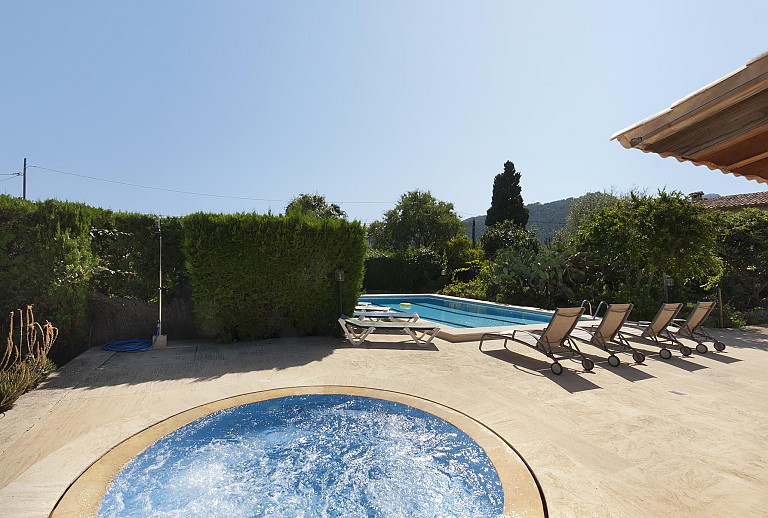 Jacuzzi Pool Sonnenliegen Hecke Himmel