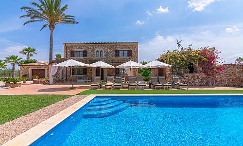 Landhaus Pool Sonnenliegen Sonnenschirme 