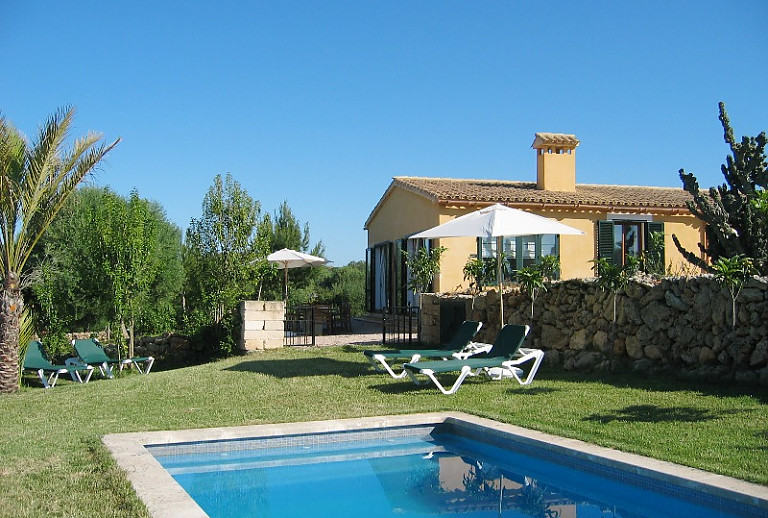 Pool Sonnenliegen Garten Finca Palmen Himmel