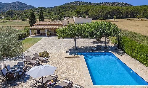 Fincazufahrt Rasen Pflanzen Terrasse Gartenmoebel 