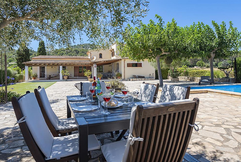 Terrasse Rattanmoebel Couchtisch Poolbereich Sonnenliegen Sonnenschirm