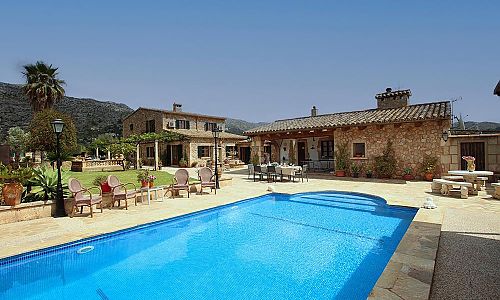 Aussenbereich Pool Terrasse Gartenmoebel Kinderspielplatz