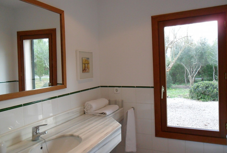 Badezimmer Spiegel Fenster Waschbecken