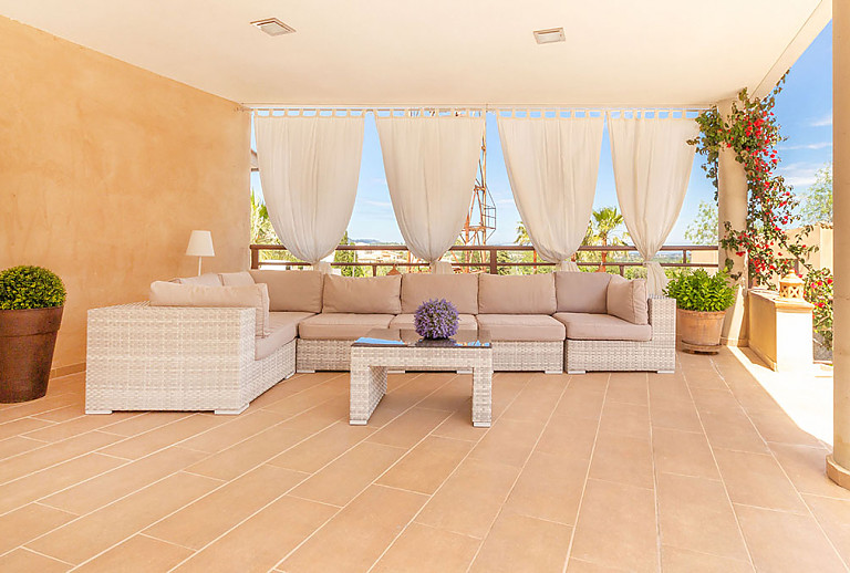 Terrasse Esstisch Stuehle Sofa Sessel Tischchen