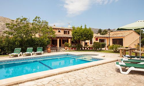 Poolbereich Sonnenliegen Sonnenschirm Tisch Stuhl Pflanzen Rasen