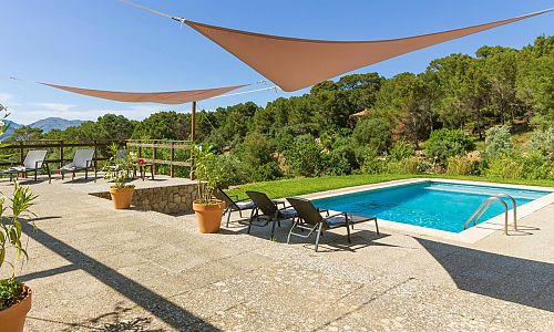 Pool Sonnenliegen Himmel Garten