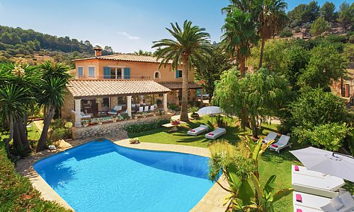 Pool Garten Bäume Landaus Sonnenliegen Himmel