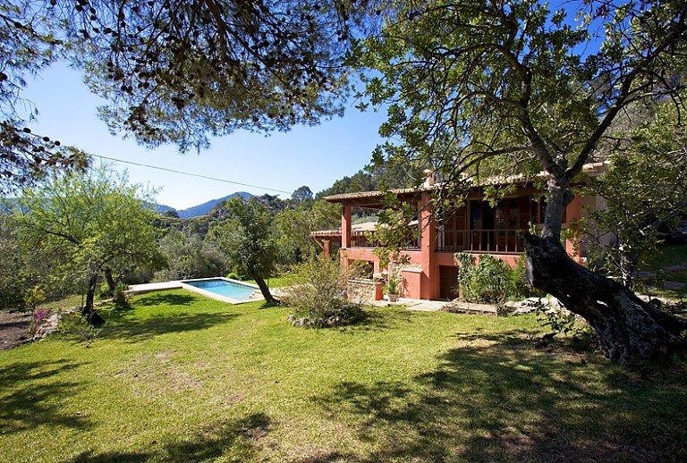 Gartenbereich Pool Rasenflaechen Landhaus Ausblick