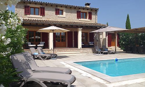 Landhaus Pool Hecke Rasen Gartenmöbel