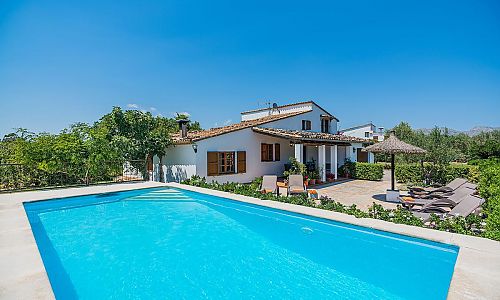 Finca Aussenbereich Pool Garten Sonnenliegen