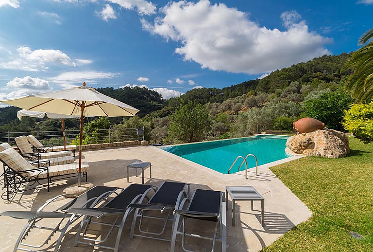 Aussenbereich Sonnenliegen Tisch Sonnenschirme Pool Rasen Landschaft